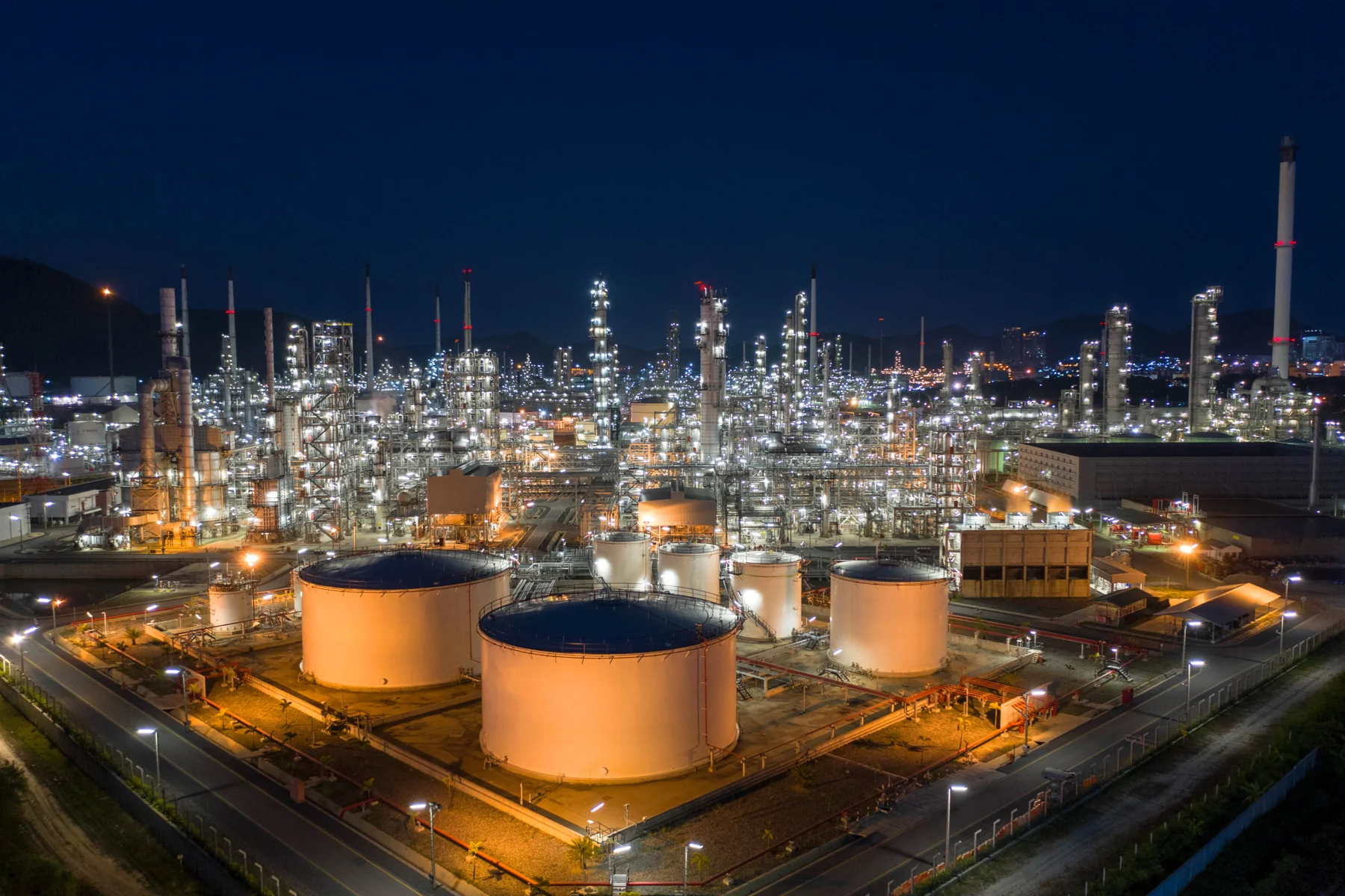 How ATEX Devices and Push-to-Talk Communication Support Oil and Gas Plant Shutdowns